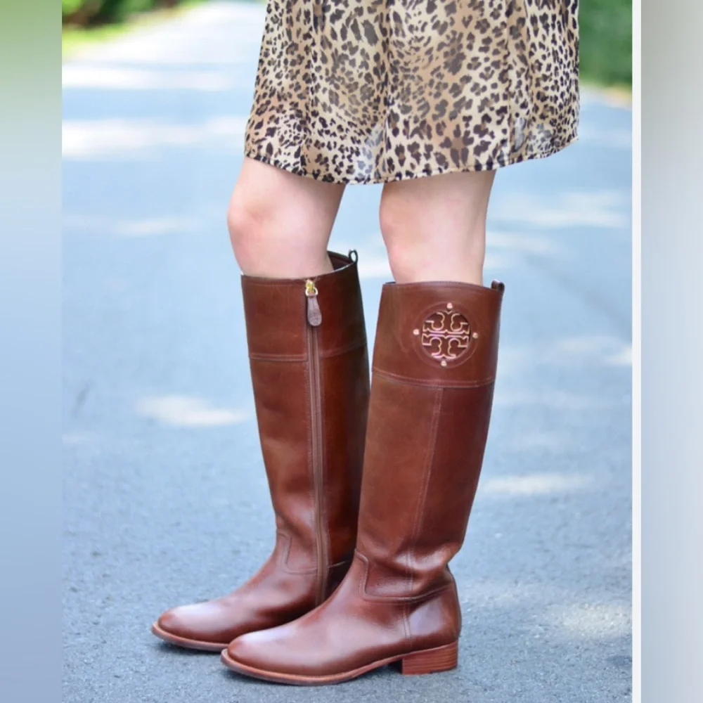 TORY BURCH Kiernan Leather Riding Boot Saddle Brown Gold Metal Logo 8.5 MSRP$450